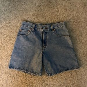 Vintage Levi’s jean shorts mom style
